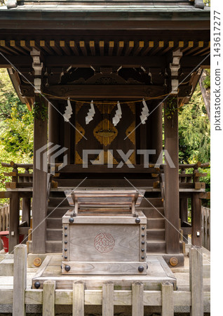 神龕正面和木製供奉箱 143617277