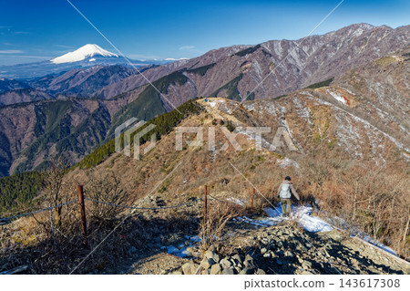 登山者在丹澤山脈表根山脊上,從三之頭山到表根岳、東之岳和富士山。 登山者在丹澤山脈表根山脊上,從三之頭山到表根岳、東之岳和富士山。 143617308