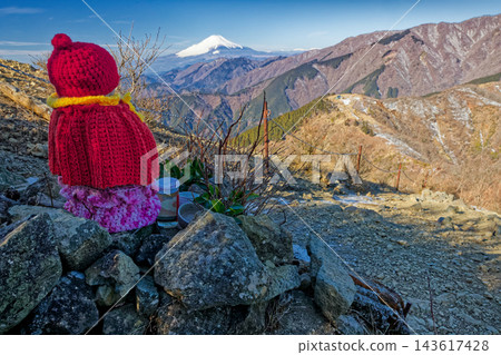 丹澤表根山脊和山之頭的石佛像和富士山。 丹澤表根山脊和山之頭的石佛像和富士山。 143617428