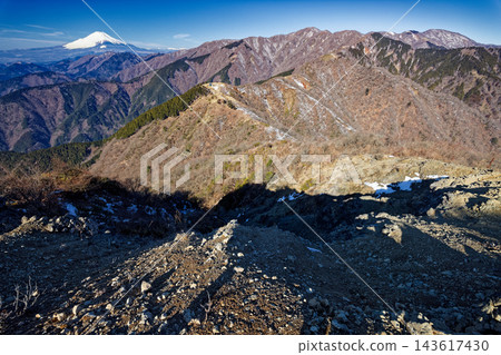 從丹澤表根山脊和三之頭山眺望戶之岳和富士山。 從丹澤表根山脊和三之頭山眺望戶之岳和富士山。 143617430