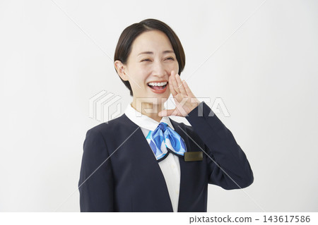 一位中年女工作人員在白色背景前向右側喊話。 143617586
