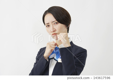 一位中年女員工在白色背景前擺出戰鬥姿勢。 143617596