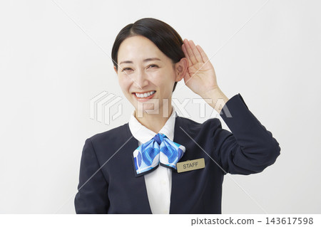中年女員工，聆聽姿勢，白色背景。 143617598