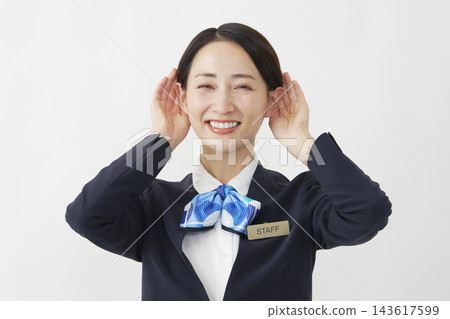 中年女員工，聆聽姿勢，白色背景。 143617599
