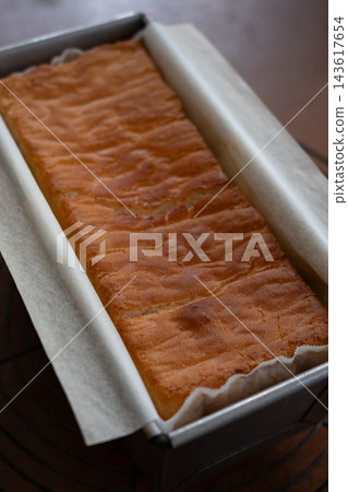 自製麵包：無麩質米粉麵包 - 新鮮出爐的方形麵包 143617654