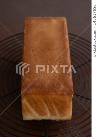 自製麵包:無麩質米粉麵包 - 新鮮出爐的方形麵包 自製麵包:無麩質米粉麵包 - 新鮮出爐的方形麵包 143617656