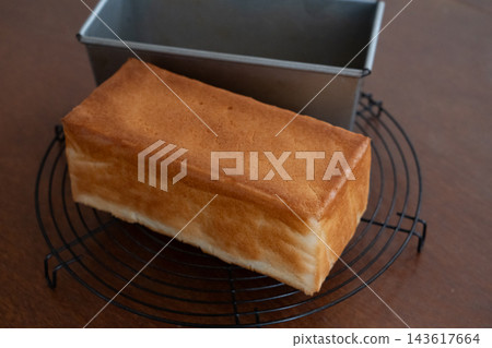 自製麵包:無麩質米粉麵包 - 新鮮出爐的方形麵包 自製麵包:無麩質米粉麵包 - 新鮮出爐的方形麵包 143617664