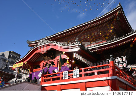名古屋大須觀音寺正殿，藍天映襯下，人們前來寺廟慶祝新年（第二部） 143617717