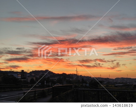 The sky and cityscape of Takatsuki City, Osaka Prefecture, bathed in the colors of the morning glow. The sky and cityscape of Takatsuki City, Osaka Prefecture, bathed in the colors of the morning glow. 143618619