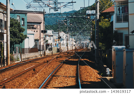 鐵路軌道和居民區的景觀。 鐵路軌道和居民區的景觀。 143619317