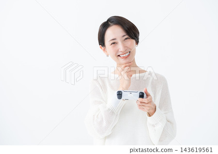 一個女人正在考慮玩遊戲 143619561