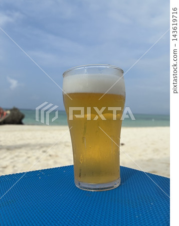 在海灘上喝啤酒 在海灘上喝啤酒 143619716