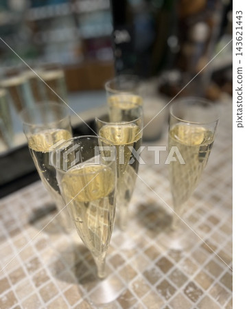 派對場地裡擺放著一排香檳酒瓶 派對場地裡擺放著一排香檳酒瓶 143621443