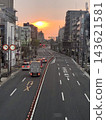 從高架橋上望去，城市街道和城市景觀沐浴在夕陽之中。 143621581