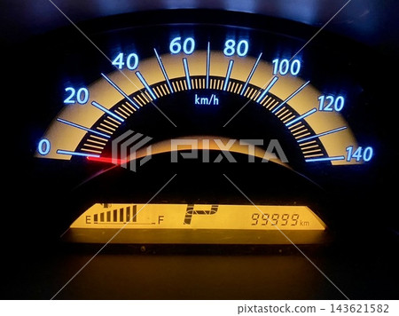 夜間照明的汽車駕駛座 夜間照明的汽車駕駛座 143621582