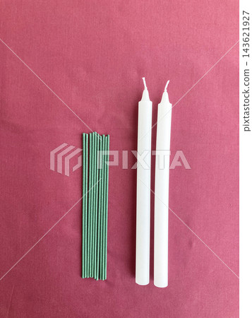 佛教祭壇上的綠色香燭和白色蠟燭;追思像;盂蘭盆節、佛教追思儀式、掃墓;供奉逝者的祭品;葬禮服務 佛教祭壇上的綠色香燭和白色蠟燭;追思像;盂蘭盆節、佛教追思儀式、掃墓;供奉逝者的祭品;葬禮服務 143621927