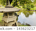 公園裡的大池塘和燈籠 143623217