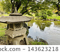 公園裡的大池塘和燈籠 143623218
