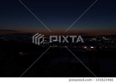 京都木津川市城山台城遺址的秋天:生駒山脈和城市的夜景融入了藍色時刻的黑暗中(35毫米)。 京都木津川市城山台城遺址的秋天:生駒山脈和城市的夜景融入了藍色時刻的黑暗中(35毫米)。 143623466