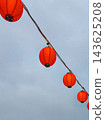 Red lanterns at Japanese festivals, arranged diagonally as decorations. 143625208