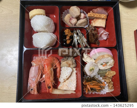 新年禦節料理,包括自製蝦仁飯糰。 新年禦節料理,包括自製蝦仁飯糰。 143625295