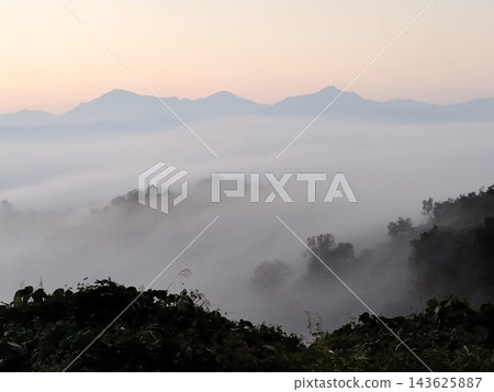 日出時分，越後三山山脈籠罩在一片雲海之中。 143625887