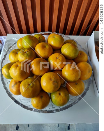 Fresh whole oranges served in a glass bowl on a catering buffet table Fresh whole oranges served in a glass bowl on a catering buffet table 143626126