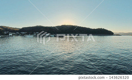 在安靜的海洋上空的日落 在安靜的海洋上空的日落 143626320