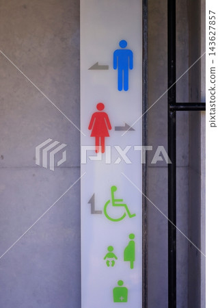 用於引導人們前往公共設施中的洗手間和急診室的象形圖。 用於引導人們前往公共設施中的洗手間和急診室的象形圖。 143627857
