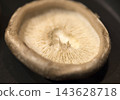 享用巨型香菇的美味方法：烤香菇 143628718