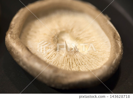 享用巨型香菇的美味方法:烤香菇 享用巨型香菇的美味方法:烤香菇 143628718
