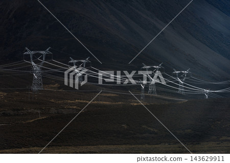高壓輸電塔和電力線路網路穿過崎嶇的山地地形 高壓輸電塔和電力線路網路穿過崎嶇的山地地形 143629911