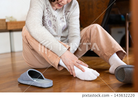 中老年婦女在家摔倒扭傷腳踝 143632220