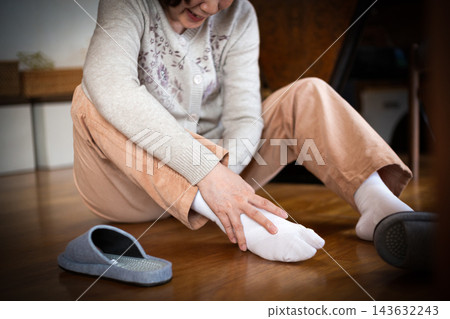 中老年婦女在家摔倒扭傷腳踝 中老年婦女在家摔倒扭傷腳踝 143632243