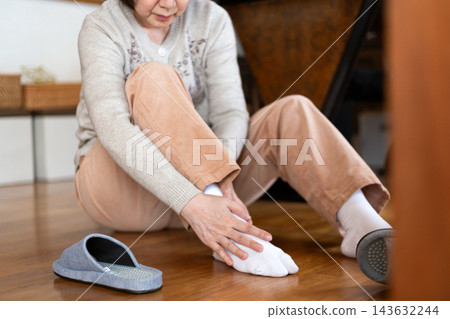中老年婦女在家摔倒扭傷腳踝 中老年婦女在家摔倒扭傷腳踝 143632244