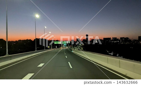 城市高速公路,夕陽西下,路燈綿延不絕。 城市高速公路,夕陽西下,路燈綿延不絕。 143632666