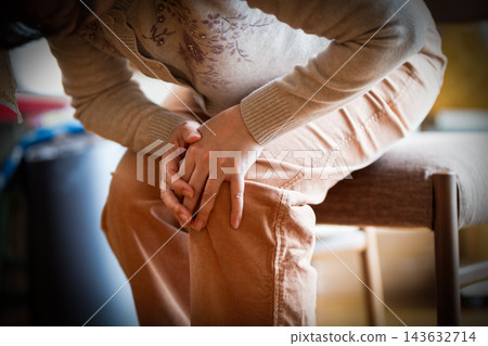 中老年女性膝關節疼痛 中老年女性膝關節疼痛 143632714