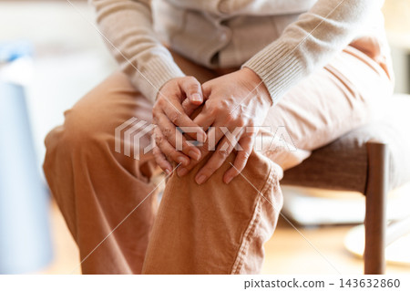 中老年女性膝關節疼痛 中老年女性膝關節疼痛 143632860