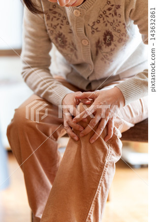 中老年女性膝關節疼痛 中老年女性膝關節疼痛 143632861