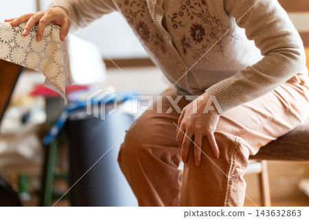 中老年女性膝關節疼痛 中老年女性膝關節疼痛 143632863