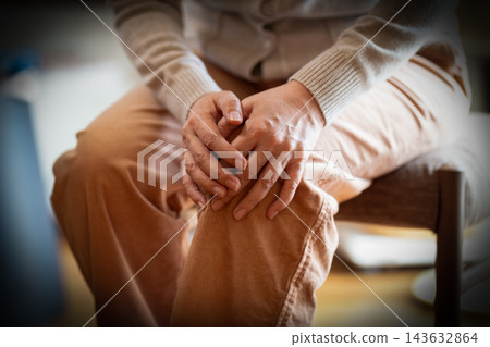 中老年女性膝關節疼痛 中老年女性膝關節疼痛 143632864