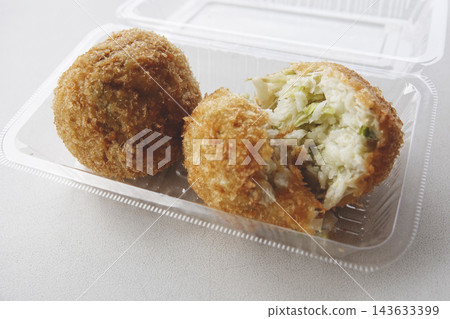 當地特色菜:Choshi 的招牌捲心菜肉末餅 當地特色菜:Choshi 的招牌捲心菜肉末餅 143633399