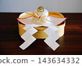 新年鏡餅（年糕供品），飾以吉祥的鶴形水引（裝飾繩），非常適合製作新年賀卡。 143634332