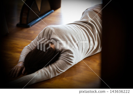 一位中老年婦女暈倒在客廳。 一位中老年婦女暈倒在客廳。 143636222