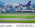 一架泰國航空的空中巴士A321客機正在福岡機場降落。 143636261