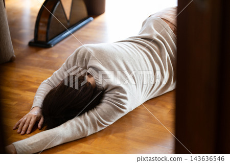 一位中老年婦女暈倒在客廳。 一位中老年婦女暈倒在客廳。 143636546