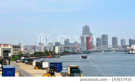 摩天大樓群、築地大橋和東京晴空塔 143637435