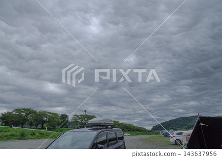 【在仲津川露營，即使在盛夏，這裡看起來也可能會下雨】 143637956