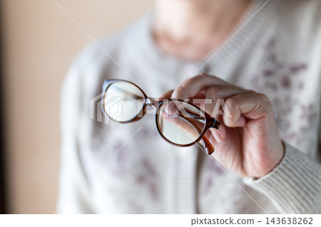 戴老花眼鏡的中老年女性 143638262
