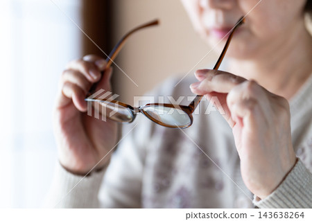 戴老花眼鏡的中老年女性 戴老花眼鏡的中老年女性 143638264